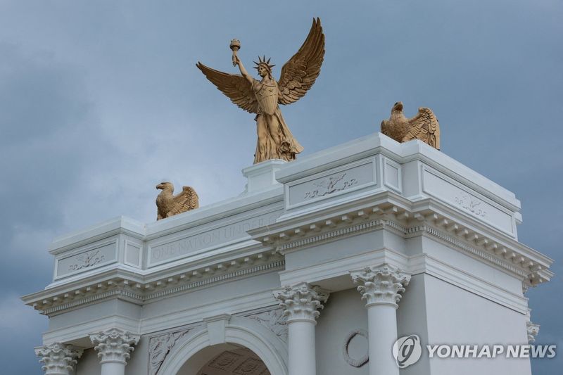 도널드 트럼프 미국 대통령이 제안한 개선문 모형. (출처=연합뉴스)