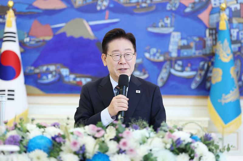 이재명 대통령이 지난 4일 청와대에서 열린 시민사회 초청 간담회에서 인사말을 하고 있다. 청와대통신사진기자단