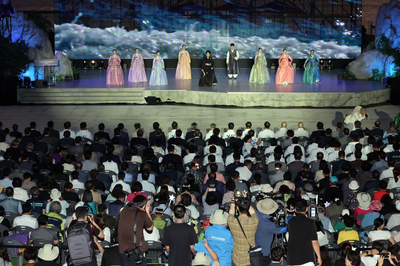5일 오후 전남광주 여수시 돌산읍 진모지구 2026 여수세계섬박람회 개막식장이 관람객들로 가득 차 있다. 이날부터 시작된 박람회는 11월 4일까지 61일간 여수 진모지구 주행사장과 개도·금오도 등 일원에서 열린다. 사진=연합뉴스