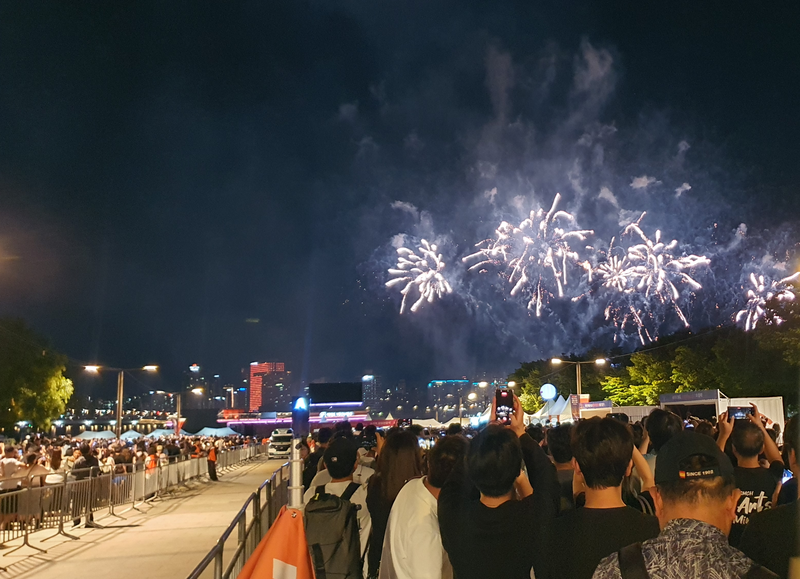 서울 여의도 한강공원에서 '서울세계불꽃축제 2026' 카운트다운 직후 첫 불꽃이 밤하늘로 솟아오르자 관람객들이 휴대전화를 들어 촬영하고 있다. 사진=최승한 기자