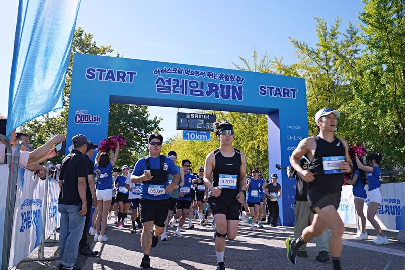 지난 5일 경기 하남 미사경정공원에서 열린 설레임런 참가자들이 달리고 있다. 롯데웰푸드 제공
