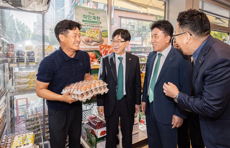 하나금융그룹은 지난 4일 서울 중구 하나금융그룹 명동사옥에서 소상공인시장진흥공단·소상공인연합회와 함께 '동네슈퍼 '착한계란' 공급 통한 물가안정화 지원' 업무협약을 체결했다. 이날 협약식 직후 함영주 하나금융그룹 회장(오른쪽 두번째)이 명동사옥 인근 동네슈퍼를 직접 방문해 'the착한계란' 상품과 판매 준비 상황을 살펴보고 있다. 하나금융그룹 제공