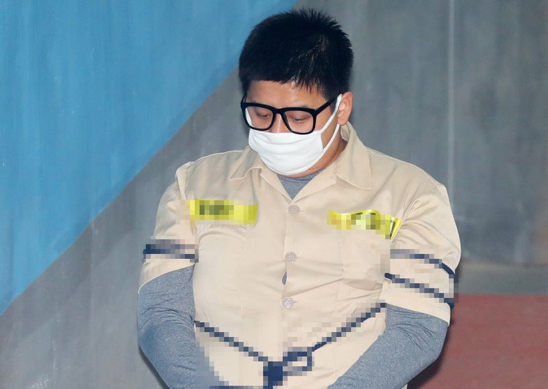 중학생 딸의 친구를 성추행하고 살해한 혐의로 재판에 넘겨진 '어금니 아빠' 이영학(44)이 지난 2018년 9월 6일 항소심 선고공판에 출석하기 위해 법정으로 향하고 있다. 연합뉴스