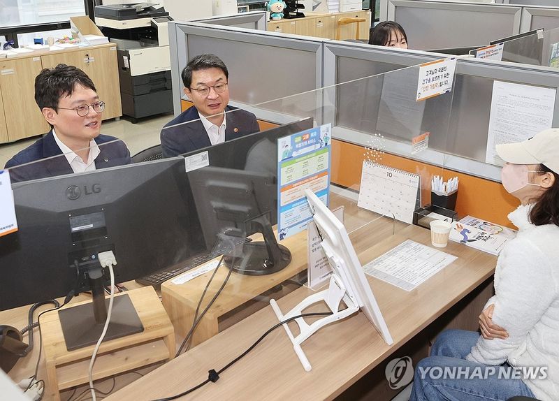 시민 상담하는 이억원 금융위원장 (출처=연합뉴스)