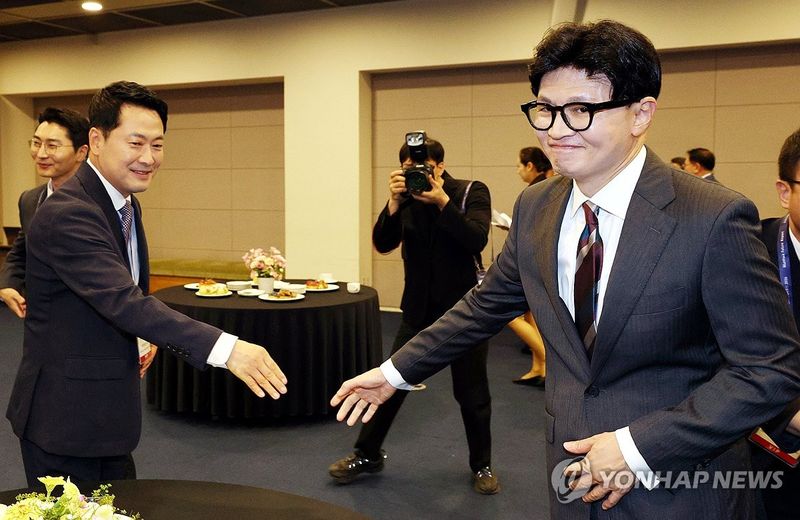 악수하는 장동혁 대표·한동훈 의원 (출처=연합뉴스)