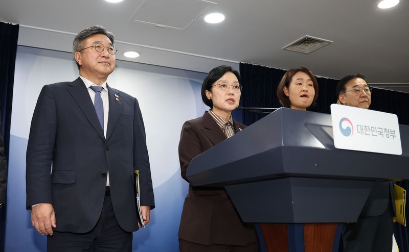 한성숙 국무총리가 지난 3일 서울 종로구 정부서울청사에서 행정·공공기관 이전 관련 기자회견을 하고 있다. 사진=뉴스1