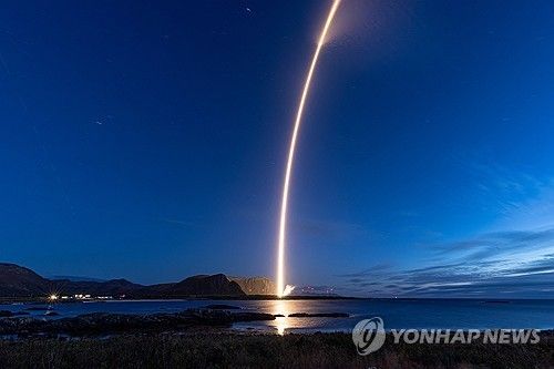 독일 이자르 에어로스페이스의 로켓이 노르웨이 아뇌위아 기지에서 5일(현지시간) 발사되는 모습. 연합뉴스