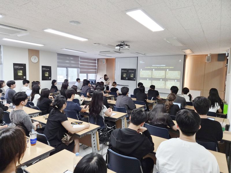 [부산=뉴시스] 롯데백화점은 지역 인재 채용 강화를 위해 지난 4일 부산 금정구 부산대학교에서 채용설명회를 열고 직무 소개와 상담 등을 진행했다. (사진=롯데백화점 제공) 2026.09.06. photo@newsis.com *재판매 및 DB 금지