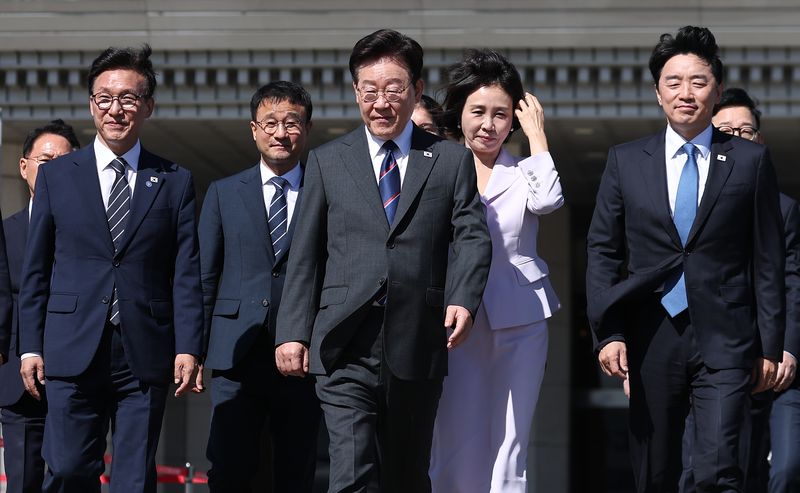 프랑스를 국빈방문 하는 이재명 대통령과 김혜경 여사가 6일 성남 서울공항에서 공군 1호기로 이동하고 있다. 연합뉴스