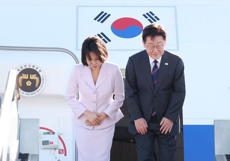 프랑스를 국빈 방문하는 이재명 대통령과 김혜경 여사가 6일 경기 성남 서울공항에서 공군1호기에 탑승해 인사하고 있다. 뉴시스
