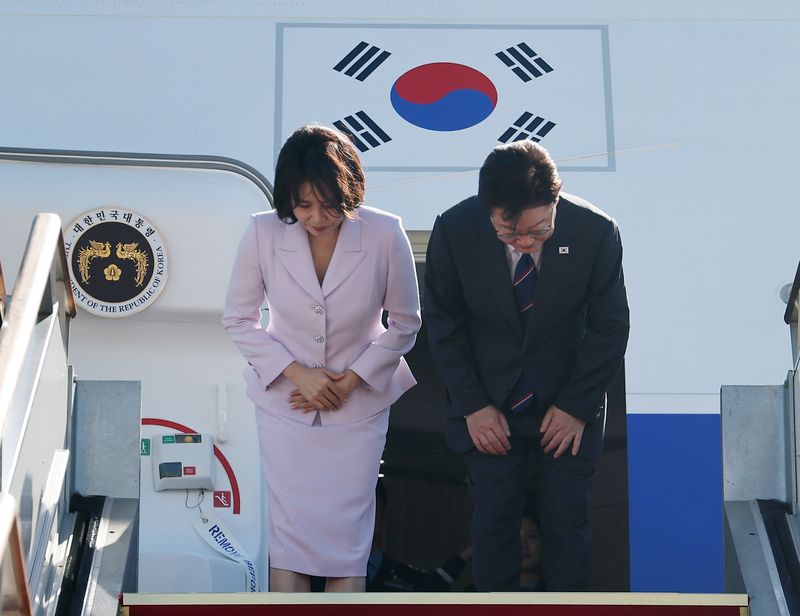 이재명 대통령과 김혜경 여사가 6일 프랑스 국빈 방문을 위해 성남 서울공항에서 공군 1호기에 올라 환송객들을 향해 인사하고 있다. 연합뉴스
