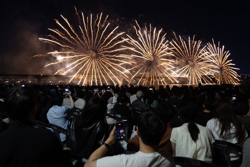 지난 5일 서울 여의도 한강공원 일대에서 '서울세계불꽃축제 2026'이 열리고 있다. 뉴시스