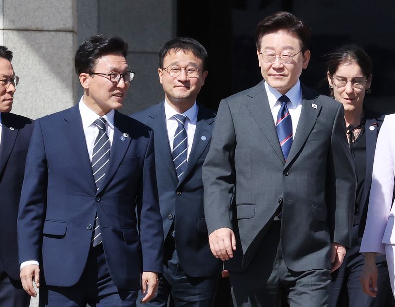 프랑스를 국빈 방문하는 이재명 대통령이 6일 경기 성남 서울공항에서 공군1호기로 향하며 김민석 더불어민주당 대표와 대화를 하고 있다. 뉴시스