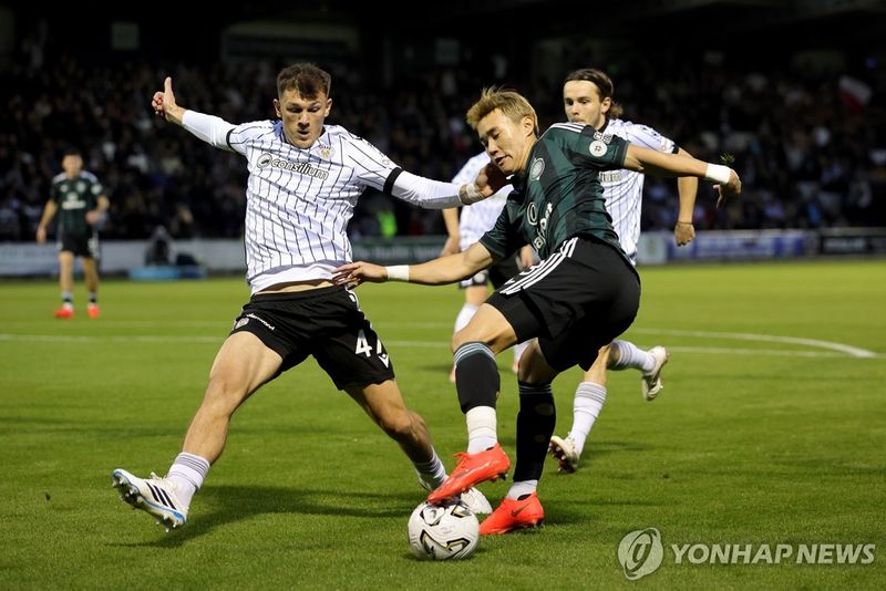 최근 2경기 연속 골을 터트리며 맹활약하고 있는 셀틱의 양현준(오른쪽). 연합뉴스