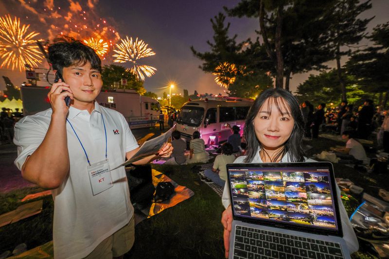 지난 5일 열린 '서울세계불꽃축제 2026' 행사장에서 KT 직원들이 5G 단독모드(SA) 네트워크 슬라이싱 기술을 적용한 단말로 현장 안전관리용 통신망 품질을 점검하고 있다. KT 제공