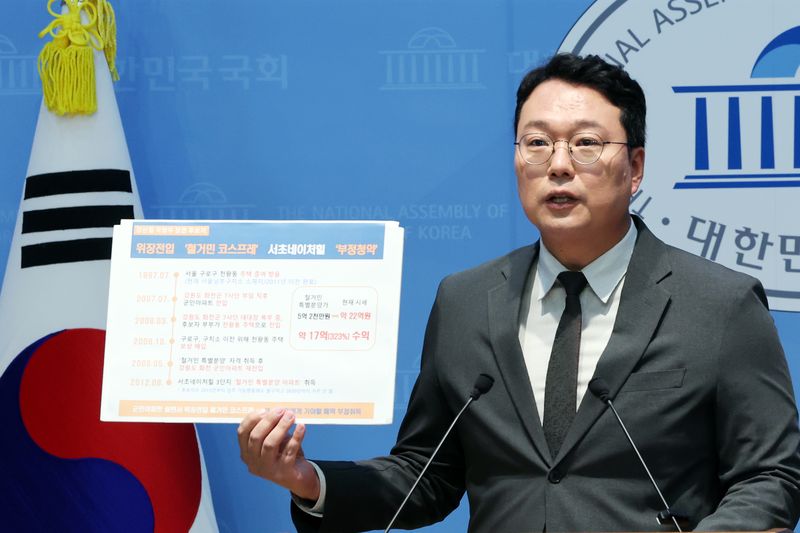천하람 개혁신당 당대표 권한대행 겸 원내대표가 6일 오전 서울 여의도 국회 소통관에서 강신철 국방부 장관 후보자 인사청문 관련 기자회견을 하고 있다. 뉴스1