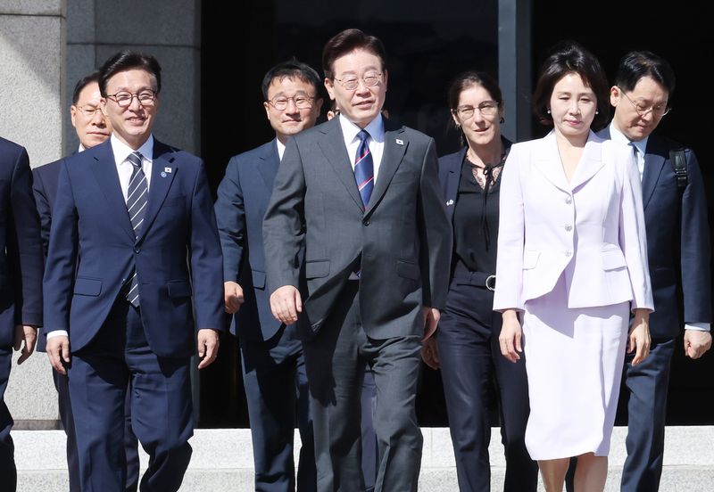 [성남=뉴시스] 조성봉 기자 = 프랑스를 국빈 방문하는 이재명 대통령이 6일 경기 성남 서울공항에서 공군1호기로 향하며 김민석 더불어민주당 대표와 대화를 하고 있다. 2026.09.06. suncho21@newsis.com