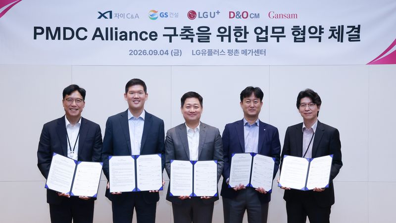 왼쪽부터 김욱수 자이C&A대표, 허윤홍 GS건설 대표, 홍범식 LG유플러스 대표, 이영호 D&O CM 대표, 박무찬 간삼건축 총괄대표가 지난 4일 경기 안양시 평촌메가센터에서 '사전제작형 모듈러 데이터센터(PMDC) 얼라이언스 구축을 위한 업무협약'을 체결하고 기념 촬영을 하고 있다. LG유플러스 제공