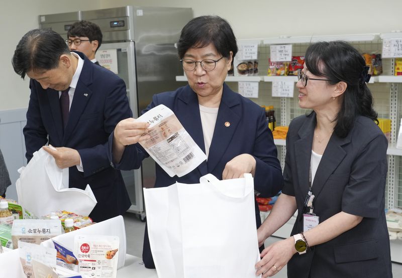 정은경 보건복지부 장관이 7월 20일 경기 화성시 동탄구 나래울종합사회복지관에서 열린 '그냥드림-상공회의소 협업 행사'에서 취약계층에게 전달할 물품을 포장하고 있다. 뉴시스