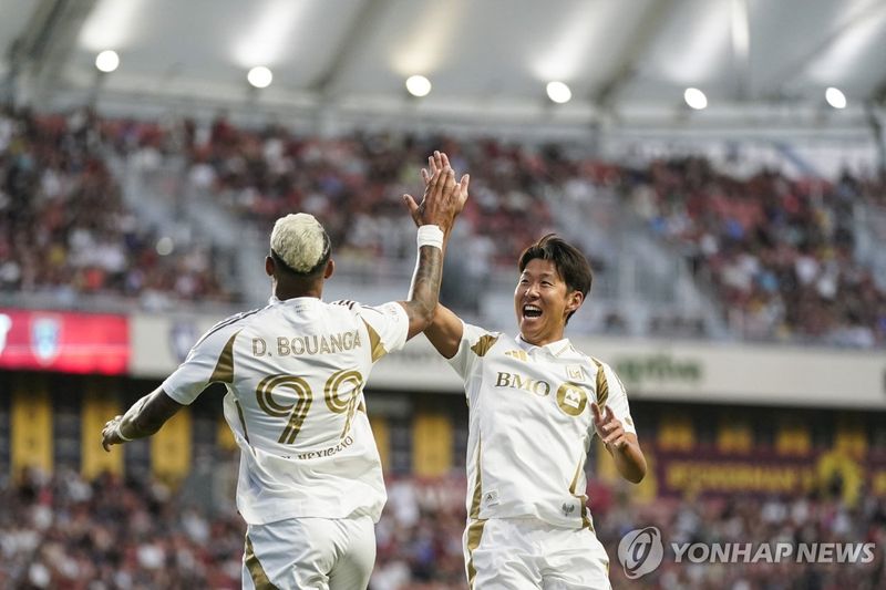 LAFC 손흥민(오른쪽)이 드니 부앙가와 골 세리머니 하는 모숩.연합뉴스