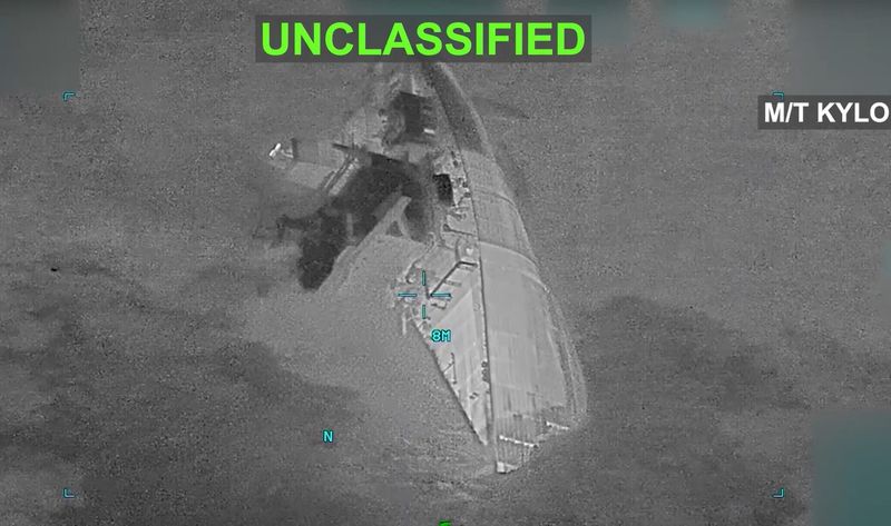 미 중부사령부(CENTCOM) 가 5일(현지시간) 공개한 이란 유조선 격침 장면. 뉴스1