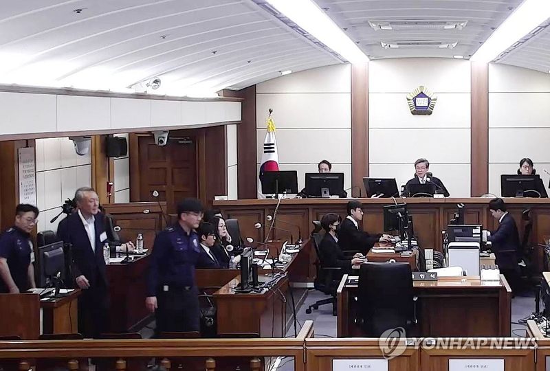 법정 들어서는 윤석열 전 대통령 모습 (출처=연합뉴스)
