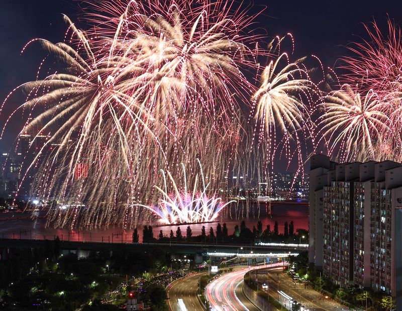 지난 5일 서울 용산 이촌동 일대에서 바라본 '서울세계불꽃축제 2026'에서 형형색색의 불꽃이 밤하늘을 밝히고 있다. 뉴스1