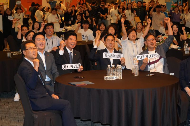 5일 제주한라대학교 한라컨벤션센터에서 열린 ‘2026 제주 사회연대경제 기념주간’ 행사에서 참석자들이 ‘가치의 연결’, ‘제주 사회연대경제’, ‘연대의 시작’ 문구를 들고 사회연대경제 활성화를 다짐하고 있다. 제주에서는 사회적기업·협동조합·마을기업 등 700여개 사회연대경제 조직이 활동하고 있다. 사진=제주특별자치도 제공