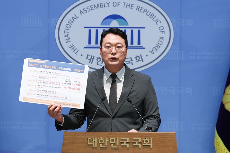 [서울=뉴시스] 김근수 기자 = 천하람 개혁신당 대표 권한대행 겸 원내대표가 6일 오전 서울 여의도 국회 소통관에서 강신철 국방장관 후보자 인사청문 관련 기자회견을 하고 있다. 2026.09.06. ks@newsis.com