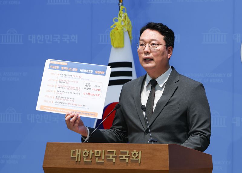 [서울=뉴시스] 김근수 기자 = 천하람 개혁신당 대표 권한대행 겸 원내대표가 6일 오전 서울 여의도 국회 소통관에서 강신철 국방장관 후보자 인사청문 관련 기자회견을 하고 있다. 2026.09.06. ks@newsis.com
