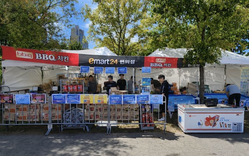 지난 5일 서울 영등포구 여의도동 부근에 설치된 이마트24 불꽃놀이 축제 임시매장. 이마트24 제공