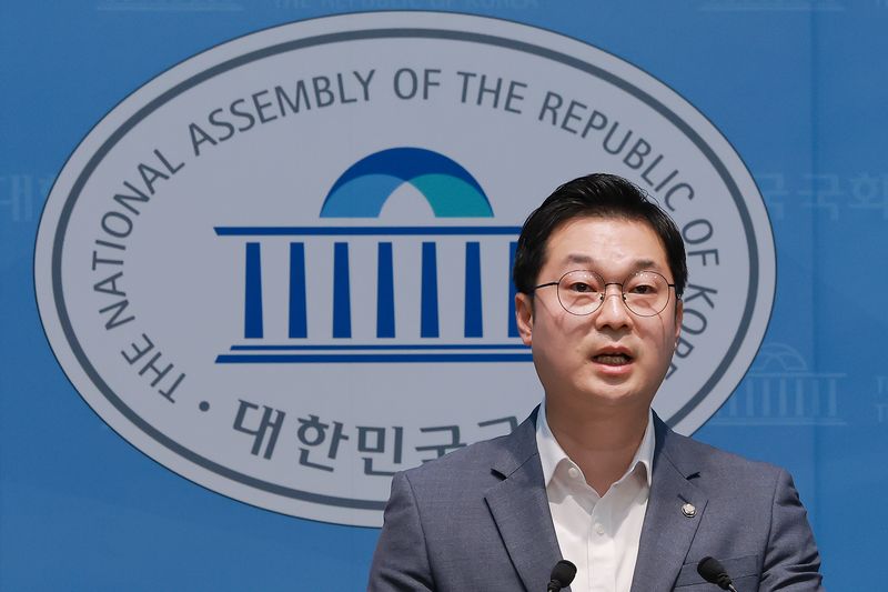 김동아 더불어민주당 의원이 지난 6일 국회 소통관에서 김승원 법무부 장관 후보자와 관련해 한동훈 무소속 의원이 김 후보자의 비공개 수사 기록을 불법으로 넘겨 받았다며 한 의원과 성명불상의 제공자를 고위공직자범죄수사처에 고발한다고 밝히고 있다. 연합뉴스