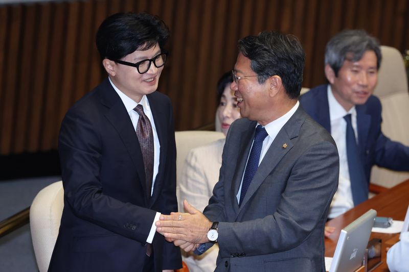 법무부 장관 후보인 김승원 더불어민주당 의원과 한동훈 무소속 의원이 1일 서울 여의도 국회에서 열린 제439회국회(정기회) 개회식에서 인사하고 있다. 2026.9.1 ⓒ 뉴스1 신웅수 기자
