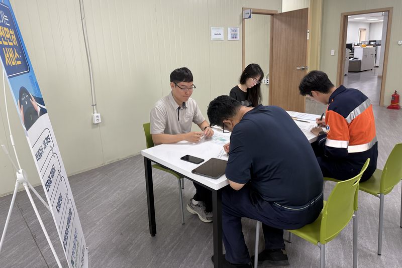 지난 3일 울산운전면허시험장 관계자들이 고려아연 온산제련소를 찾아 관련 민원 업무를 지원하는 모습. 고려아연 제공