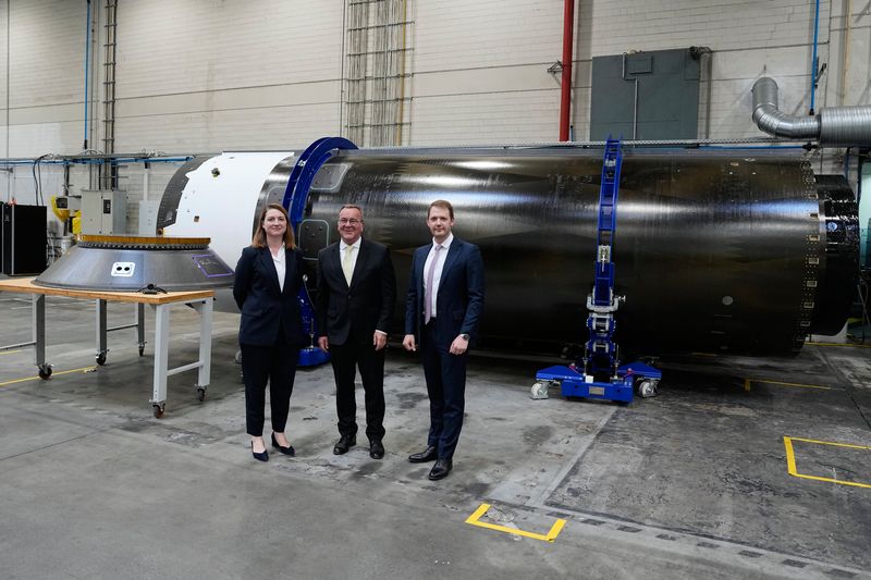 지난 7월 23일(현지 시간) 독일 뮌헨에 위치한 이사르 에어로스페이스(Isar Aerospace)를 방문한 자리에서 이사르 에어로스페이스의 다니엘 메츠러(Daniel Metzler) CEO(오른쪽), 보리스 피스토리우스(Boris Pistorius) 독일 국방장관(가운데), 그리고 국방 및 정부 프로그램 담당 부사장 안드로니케 앰폰사(Andronike Amponsah)가 기념 촬영을 하고 있다. AP 뉴시스