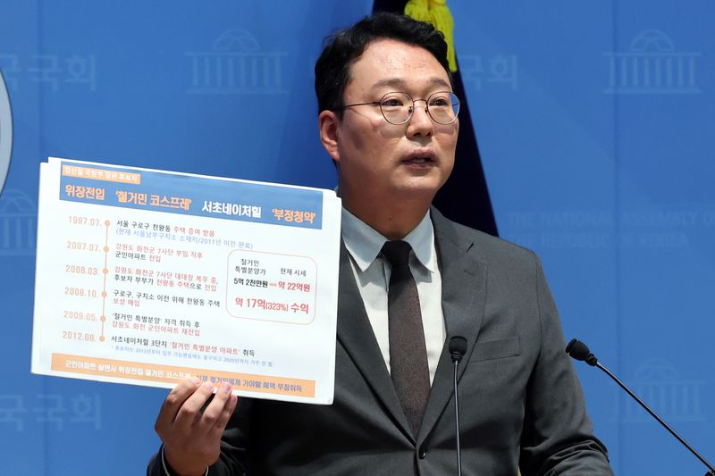 천하람 개혁신당 당대표 권한대행 겸 원내대표가 6일 오전 서울 여의도 국회 소통관에서 강신철 국방부 장관 후보자 인사청문 관련 기자회견을 하고 있다.뉴스1