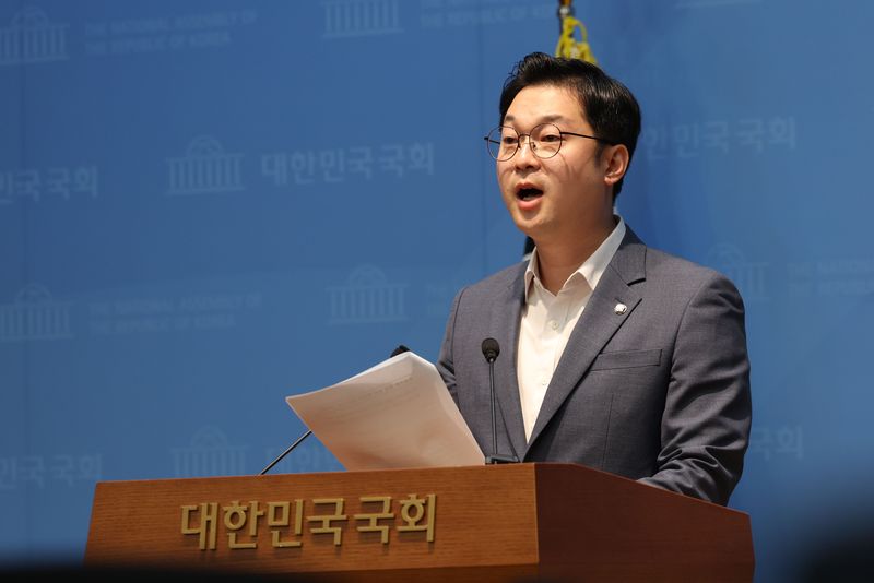 [서울=뉴시스] 김근수 기자 = 김동아 더불어민주당 의원이 6일 오후 서울 여의도 국회 소통관에서 수사기록 불법유출 한동훈 의원 고발 기자회견을 하고 있다. 2026.09.06. ks@newsis.com