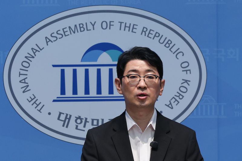 주진우 국민의힘 의원이 6일 오후 서울 여의도 국회 소통관에서 김승원 법무부 장관 후보자 인사청문 관련 기자회견을 하고 있다. 주 의원은 이날 김 장관 후보자 가족이 일하는 사회적협동조합이 4년간 정부 바우처 수익 8억 7877만 원을 올렸고, 이 가운데 38%에 해당하는 3억 3143만 원이 김 후보자의 배우자와 두 자녀에게 급여로 지급됐다고 주장했다. 2026.9.6 ⓒ 뉴스1 황기선 기자