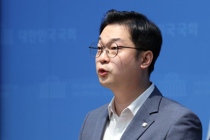 김동아 더불어민주당 의원이 6일 오후 서울 여의도 국회 소통관에서 한동훈 무소속 의원 고발 기자회견을 하고 있다. 김 의원 이날 김승원 법무부 장관 후보자의 '신약 청탁 의혹'을 제기하며 한 의원이 공개한 녹취 등의 입수 경위가 불법이라며 고위공직자범주수사처에 고발한다고 밝혔다. 2026.9.6 ⓒ 뉴스1 황기선 기자