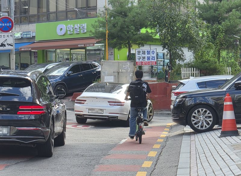 지난 4일 한 시민이 서초구 반포동 학원가 내 거리에서 전기자전거를 이용하고 있다. 사진=이동혁 기자