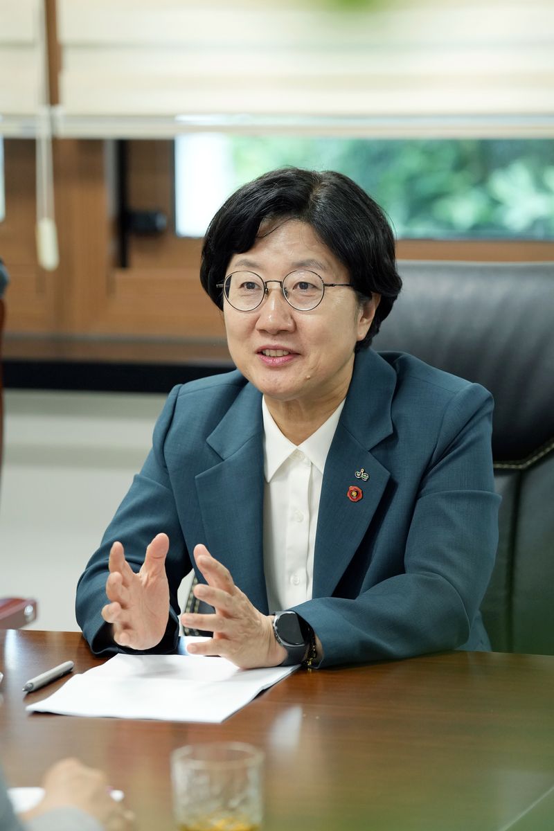 고의숙 제주특별자치도교육감이 파이낸셜뉴스와 인터뷰에서 학생별 성장 이력을 활용한 초개별화 맞춤교육 구상을 설명하고 있다. 고 교육감은 AI를 학생을 이해하기 위한 보조 수단으로 활용하되 수업과 상담의 중심에는 교사가 있어야 한다고 밝혔다. 제주특별자치도교육청 제공