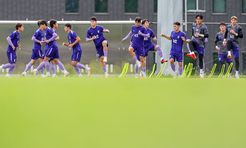 2026 아이치·나고야 아시안게임에 출전하는 23세 이하(U-23) 남자 축구대표팀 선수들이 지난 1일 충남 천안 코리아풋볼파크에서 훈련하고 있다(위쪽 사진). 이민성 감독(아래쪽 사진)이 소집 훈련 시작 전 인터뷰를 하고 있다. 연합뉴스