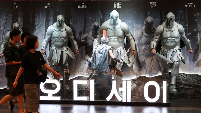유니버설픽처스는 크리스토퍼 놀란 감독의 영화 '오디세이'가 누적관객 1000만명을 돌파했다고 6일 밝혔다. 이날 서울의 한 영화관에 오디세이 홍보 조형물이 설치돼있다. 뉴스1