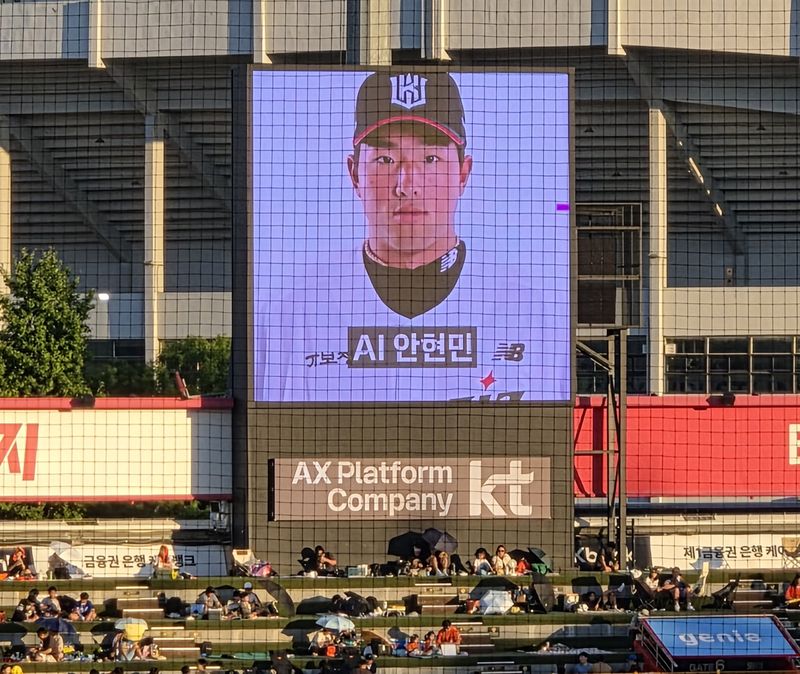 야구선수 안현민을 학습한 AI휴먼이 안내사항을 전했다. 사진=윤홍집 기자