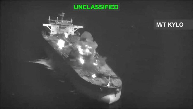 호르무즈 ‘보복 악순환’ 5일(현지시간) 미 중부사령부(CENTCOM)가 이란 유조선을 공습하는 장면이라고 밝힌 영상에서 불길과 연기가 치솟고 있다. CENTCOM은 이날 "미 군함 2척에 대한 이란의 탄도미사일 발사에 대응해 이란 유조선 3척을 타격했다"고 밝혔다. 로이터연합뉴스