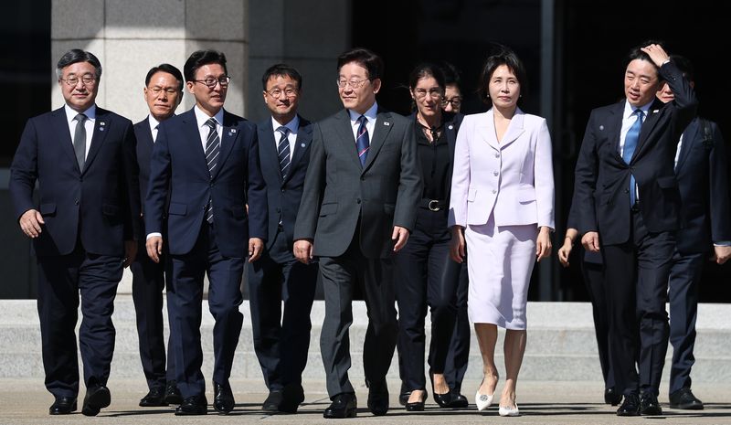 프랑스를 국빈 방문하는 이재명 대통령과 김혜경 여사가 6일 경기 성남 서울공항에서 공군 1호기로 이동하고 있다. 3박5일간의 프랑스 방문 동안 이 대통령은 에마뉘엘 마크롱 프랑스 대통령과 정상회담을 갖고 첨단산업과 안보까지 전방위 협력을 모색할 예정이다. 연합뉴스