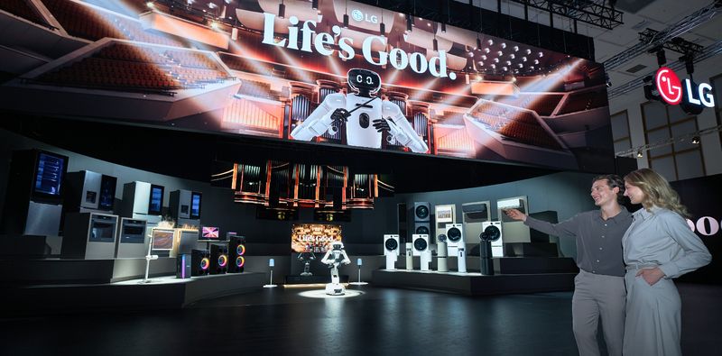 LG전자가 독일 베를린에서 4일(현지시간)부터 열리고 있는 유럽 최대 가전전시회 'IFA 2026'에 참가해 집 안 공간과 제품, 서비스를 AI로 연결하는 'AI홈'을 선보인다. 모델이 홈로봇 'LG 클로이드'의 지휘 아래 제품과 기술, 서비스가 하나의 AI 생태계로 연결되는 모습을 담은 전시 콘텐츠 'LG AI 오케스트라'를 감상하고 있다. LG전자 제공