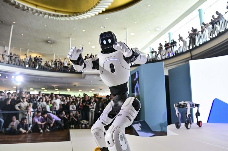 IFA 2026 '로봇 온 더 런웨이' 행사에서 애지봇 휴머노이드가 관람객들에게 인사하고 있다. IFA 제공
