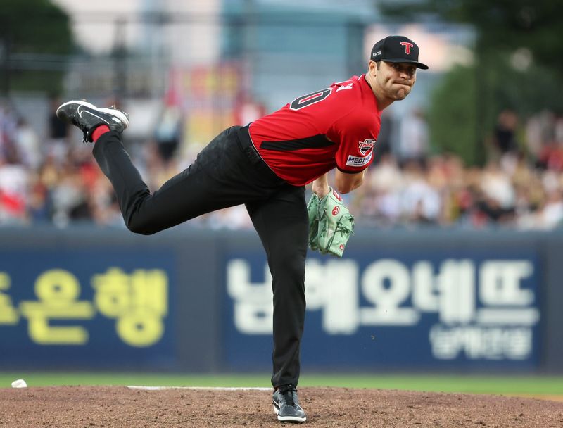9월 6일 광주기아챔피언스필드에서 열린 프로야구 kt wiz와 KIA 타이거즈의 경기. KIA 선발투수 네일이 5회에 투구하고 있다. 연합뉴스