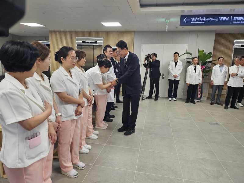 지난 4일 개원해 본격 진료에 들어간 울주병원을 방문한 이순걸 울주군수가 직원들을 격려하고 있다. 울주병원 제공